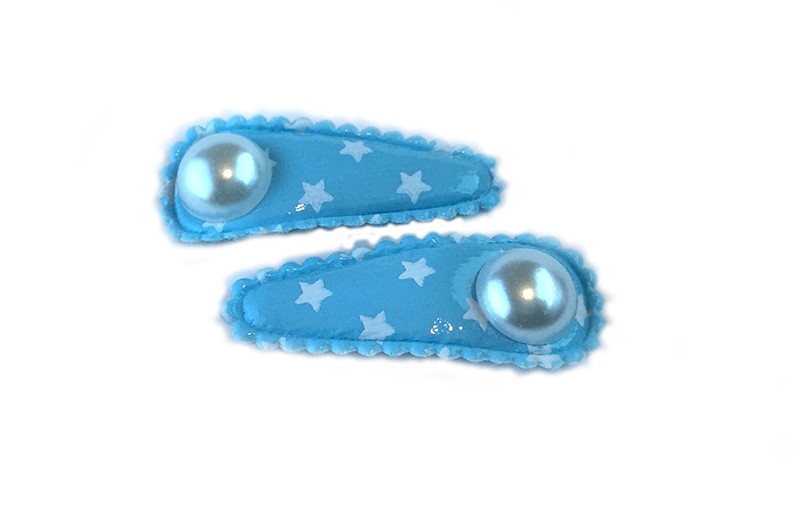 Lief setje van 2 licht blauwe baby haarspeldjes met witte sterretjes. Afgewerkt met wit pareltje. 