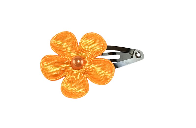 Vrolijk baby haarspeldje met een oranje bloemetje en een klein oranje pareltje.
