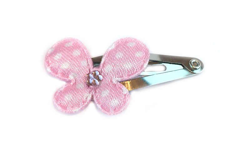 Vrolijk baby haarspeldje met lichtroze vlindertje met witte stippen afgewerkt met klein glinsterend roze bloemetje. 