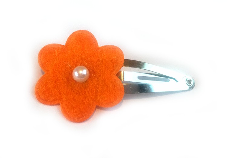 Vrolijk haarspeldje met oranje vilten bloem en klein pareltje. Kan ook in de peuterhaartjes. Het speldje is een peutermaat speldje.