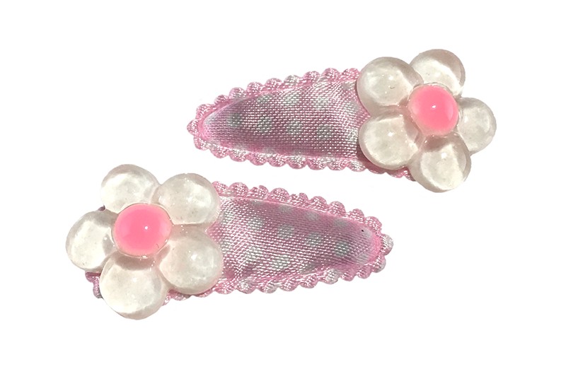 Vrolijk setje van 2 lichtroze baby peuter haarspeldjes met witte stippeltjes. Met op elk een wit roze bloemetje. 