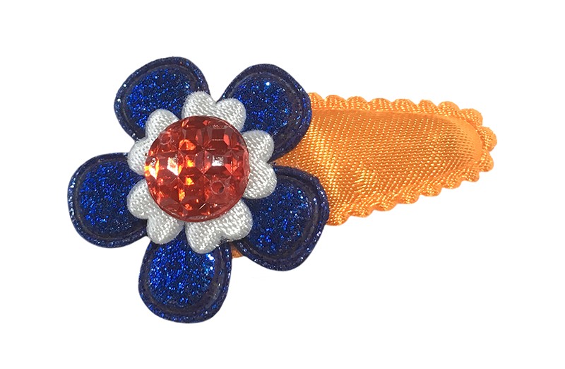 Vrolijk effen oranje baby peuter haarspeldje. Met een blauw glitter bloemetje een klein wit bloemetje en een rood pareltje. 
