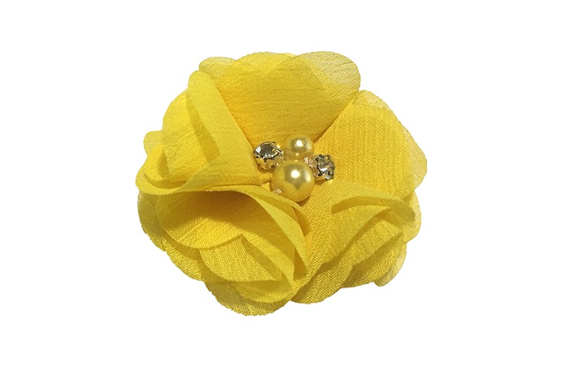 Leuk gele chiffon laagjes bloem met 4 kleine pareltjes. Op een handig haarknipje met kleine tandjes van 4.5 centimeter.