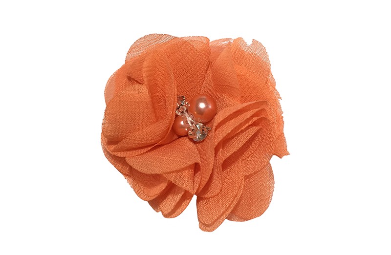 Leuk oranje chiffon laagjes bloemetje met 4 kleine pareltjes. Op een handig haarknipje met kleine tandjes van 4.5 centimeter.
