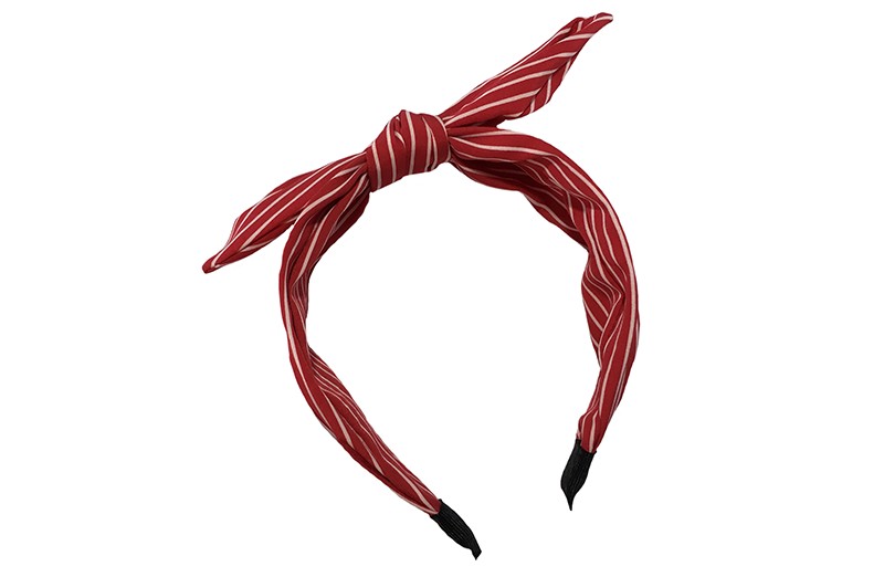 Leuke brede meisjes diadeem. 
Bekleed met rode dunne stof met witte streepjes. 
Met een geknoopt stofstrikje. 
Geschikt vanaf ongeveer 4 jaar ook geschikt voor grotere meiden.
