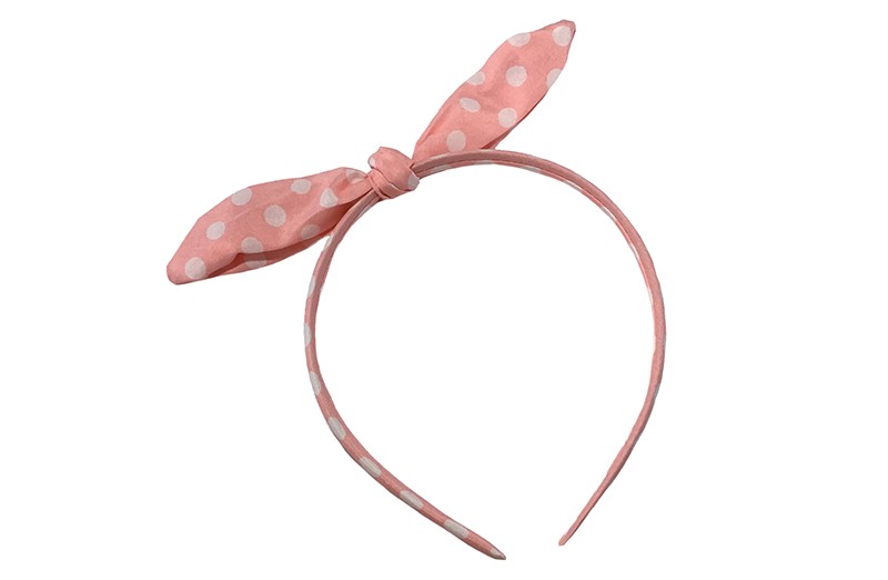 Vrolijke smalle lichtroze diadeem met witte stippels.
Met een vrolijke geknoopt strikje met een ijzerdraadje in de oortjes, zo kun je het strikje vormen zoals je wilt. 
Geschikt voor peuter, kleuter en grotere meisjes.