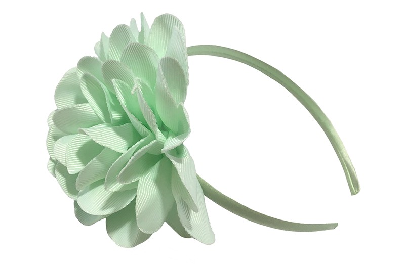 Vrolijke zacht groene (mint groene) meisjes diadeem met een grote zacht (mint) groene bloem.