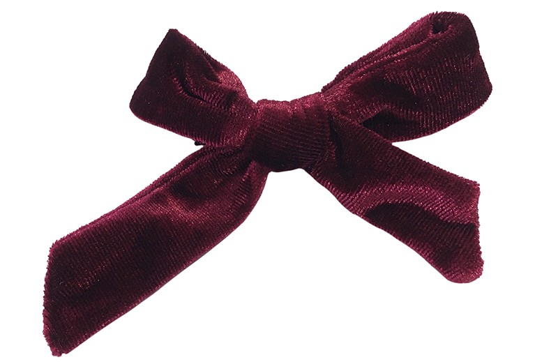 Vrolijk bordeaux rood fluweel stoffen haarstrikje. 
Schattig in de haartjes van peuter en kleuter meisjes. 
Op een plat haarknipje van 4 centimeter. 
Ook leuk om cadeau te geven.