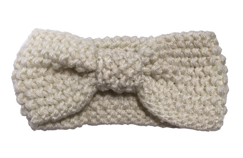 Leuke creme witte (baby) peuter, kleuter haarband. Deze gebreide haarband is ongeveer 8 centimeter breed.
Lekker warm in de winter voor de kleine meisjes. 
Deze creme haarband heeft iets meer rek in het materiaal waardoor hij iets langer te gebruiken is. 
Tot en met ongeveer 6 jaar. 