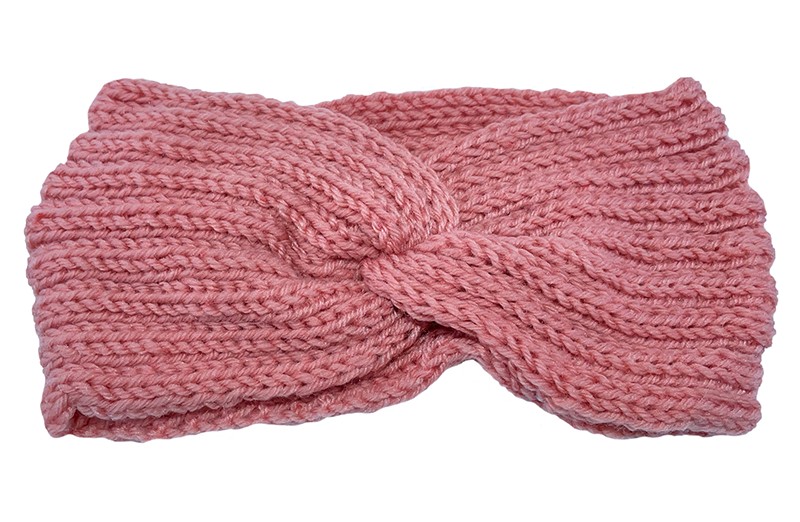 Lekker warme (zalm) roze twist haarband. Deze gebreide haarband is ongeveer 11 centimeter breed en goed rekbaar. Lekker warm om je oren en voorhoofd in de winter. Geschikt voor meisjes vanaf ongeveer 7 a 8 jaar, tieners en dames.