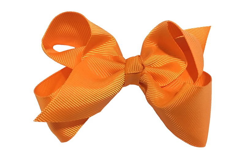 Leuke grote effen oranje meisjes haarstrik van lint.
Op een platte haarknip van 4.5 centimeter bekleed met oranje lint.
De strik heeft een afmeting van ongeveer 10 centimeter.