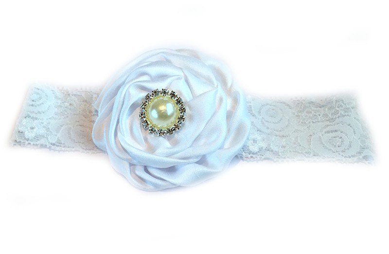 Schattige witte babyhaarband van kant met grote witte bloem afgewerkt met mooie parel. 
