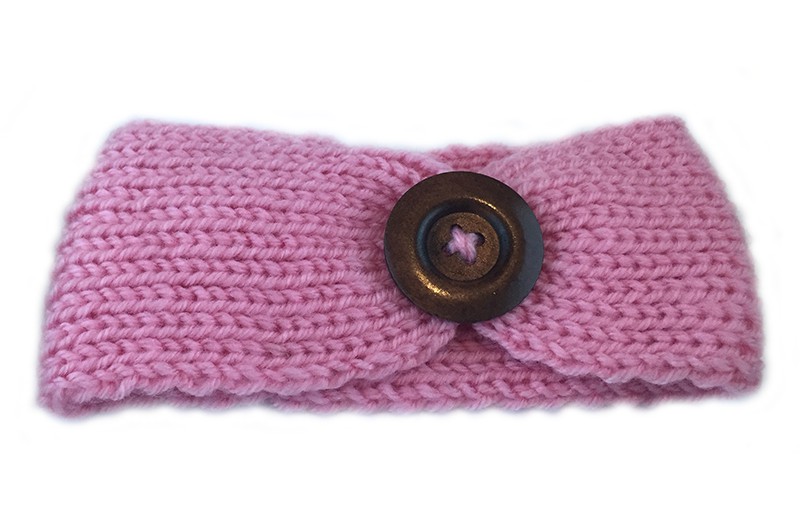 Mooie gehaakte baby haarband in licht roze kleur met bruine houten knoop. Lekker warm deze winter voor de kleine meisjes. 