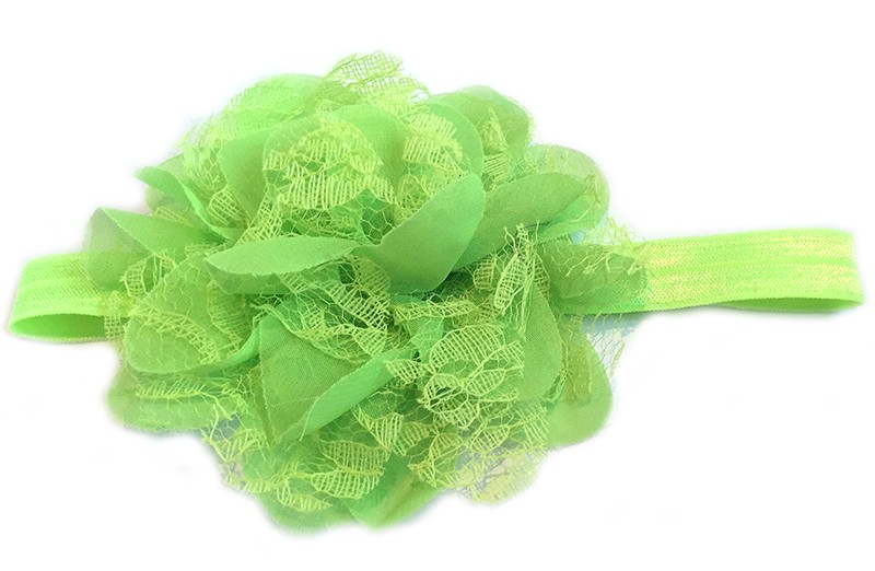 Leuke fel groene peuter / kleuter haarband met mooie licht groene bloem van stof en kant. 