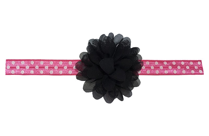 Vrolijk roze peuter meisjes haarbandje met witte stippels. 
Met een zwart chiffon bloemetje.
Het haarbandje heeft een fijne rek, geschikt voor meisjes van ongeveer 18 maanden - 4 jaar.
