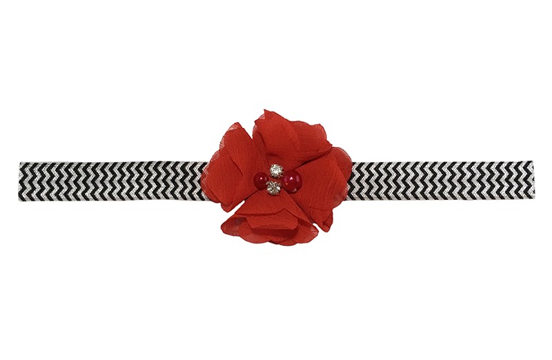 Vrolijk wit peuter kleuter meisjes haarbandje met zwart zigzagpatroontje. 
Met een rood chiffon bloemetje met 4 verschillende pareltjes. 
Het haarbandje is van goed rekbaar elastiek, geschikt tot en met ongeveer 5 jaar.