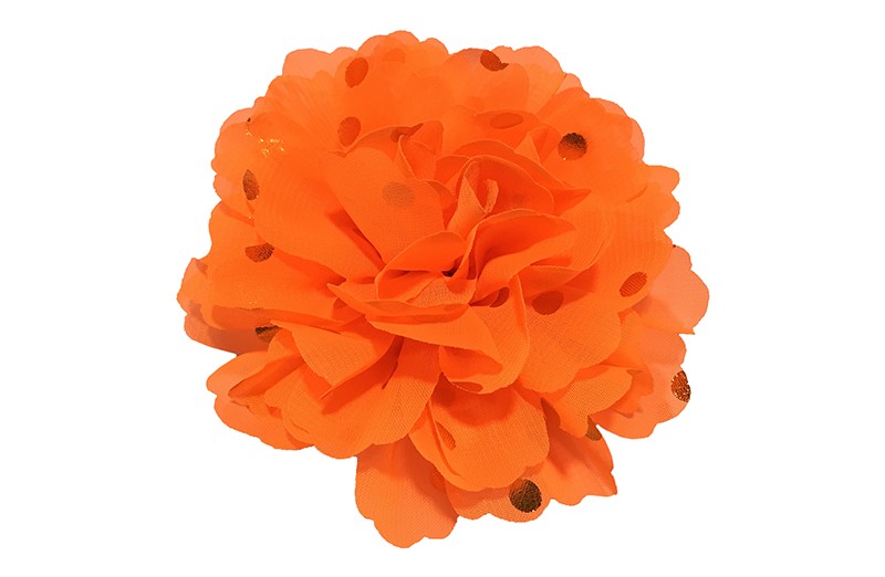 Vrolijke grote oranje haarbloem van chiffon met gouden stipjes. 
Op een handig knipje met kleine tandjes van ongeveer 5 centimeter. Half bekleed met oranje lint.