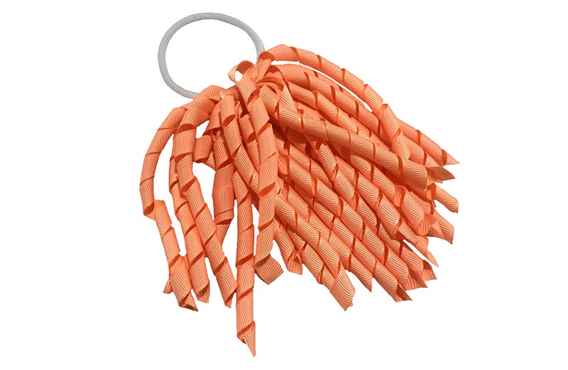 Vrolijke witte elastiek met zalmroze / zacht oranje gekrulde lintjes.
Met deze leuke elastieken altijd en heel makkelijk een vrolijk kapsel. 
Ook leuk per twee stuks.