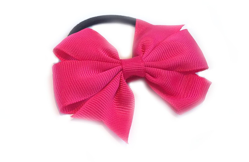 Stevige zwarte haarelastiek met mooie fuchsia roze strik. Leuk in allerlei peuter en kleuter kapseltjes. 