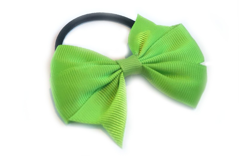 Stevige zwarte haar elastiek met mooie groen strik. Leuk in allerlei peuter en kleuter kapseltjes. 