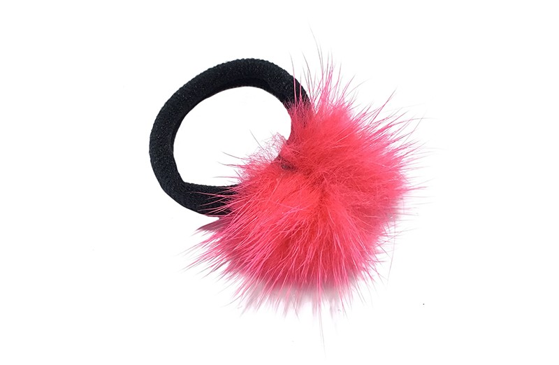 Schattig zwart haarelastiekje met een fluffie fel roze bolletje. 