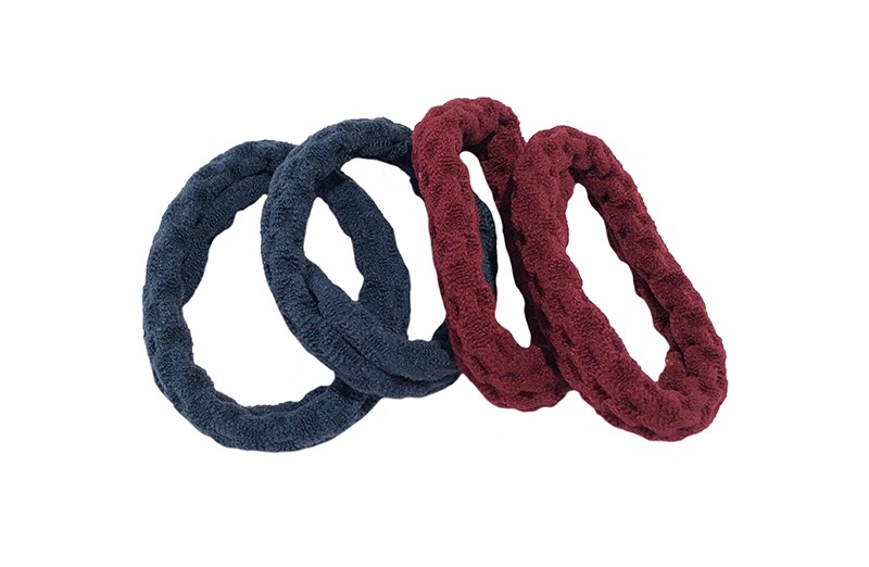 Handige setje van 4 middelgrote haarelatiekjes in de kleurtjes blauw en bordeaux rood. 
De elastiekjes hebben een leuk gebobbeld patroontje in de stof. 
