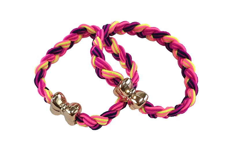 Vrolijk setje van 2 gevlochten haarelastiekjes. In verschillende felle kleurtjes geel, paars en roze. 
Met aan elk een goudkleurig strikje.