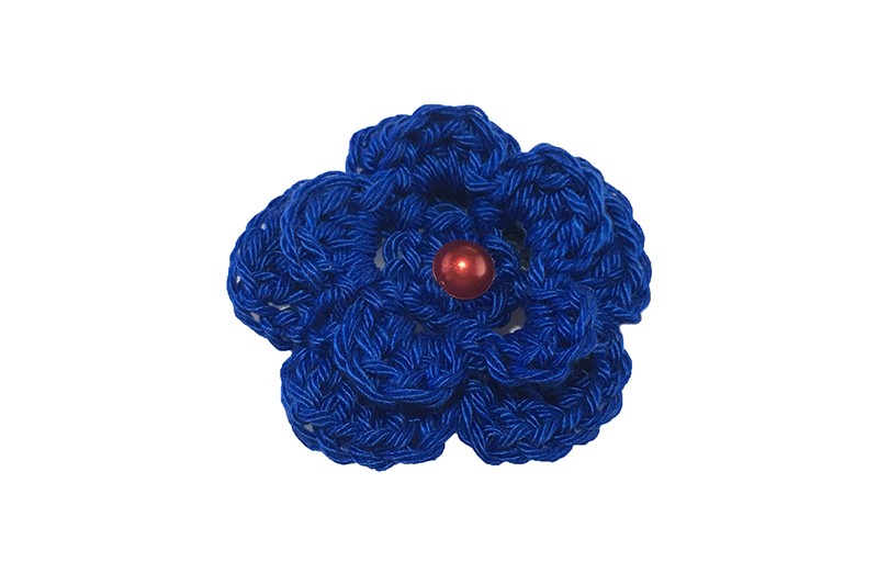 Vrolijke blauwe gehaakte haarbloem met een rood pareltje. Op een handige alligator haarknip van 4 centimeter.