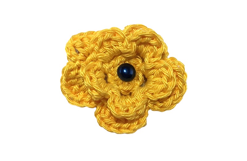 Vrolijke gele gehaakte haarbloem met een donkerblauw pareltje. 
Op een handige alligator haarknip van 4 centimeter. 
