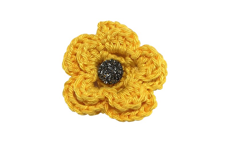 Vrolijke gele gehaakte haarbloem met een zilver grijs steentje. Op een handige alligator haarknip van 4 centimeter.