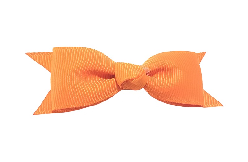Mooi haarstrikje van oranje lint op een handig alligatorknipje. Leuk voor kleine meisjes en grotere meisjes. 