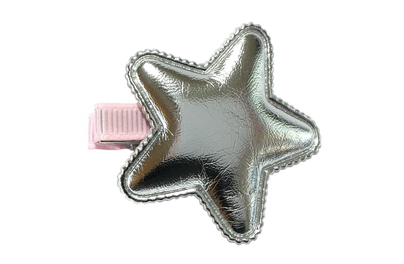 Vrolijk licht roze haarknipje met een glanzende zilveren leerlook ster. 
Het knipje is 3.5 centimeter breed en half bekleed met licht roze lint. 
Tip: Staat ook heel leuk per 2 stuks in de haartjes.