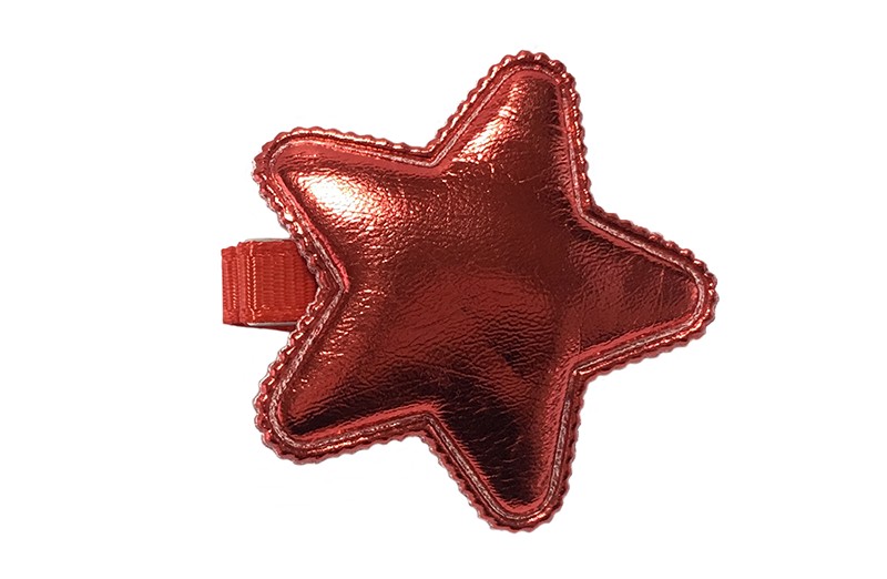 Vrolijk rood haarknipje met een glanzende rode leerlook ster. 
Het knipje is 3.5 centimeter breed en half bekleed met rood lint.
Tip: Staat ook heel leuk per 2 stuks in de haartjes.
