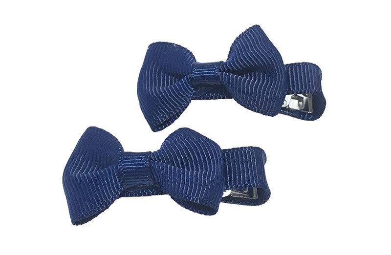 Lief setje van 2 donker blauwe haarstrikjes. Op een alligator haarknipje, het knipje is bekleed met donkerblauw lint.