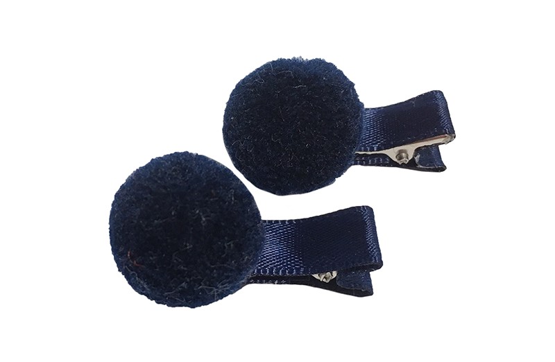 Schattig setje van 2 kleine alligator haarknipjes bekleed met donkerblauw lint. Met op elk een kleine donker blauwe pompom.
Het haarknipje is ongeveer 3.5 centimeter.

Let op, laat uw kindje niet slapen of alleen zijn met een haarknipje in. 
