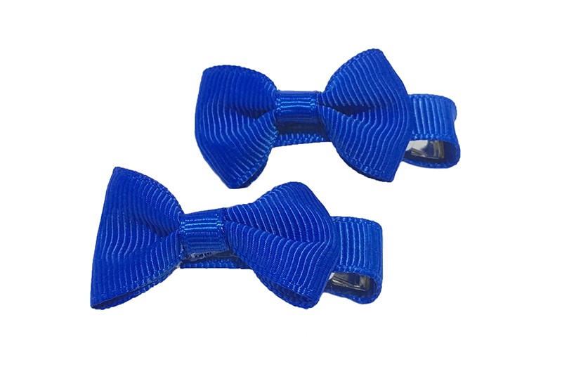 Lief setje van 2 kobalt blauwe haarstrikjes. Op een alligator haarknipje, het knipje is bekleed met kobalt blauw lint.