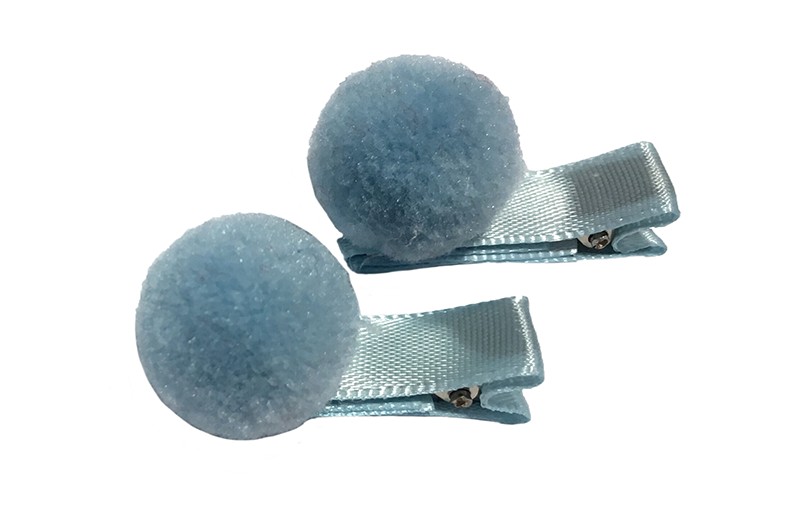 Schattig setje van 2 kleine alligator haarknipjes bekleed met licht blauw lint. Met op elk een kleine locht blauwe pompom.
Het haarknipje is ongeveer 3.5 centimeter.

Let op, laat uw kindje niet slapen of alleen zijn met een haarknipje in. 
