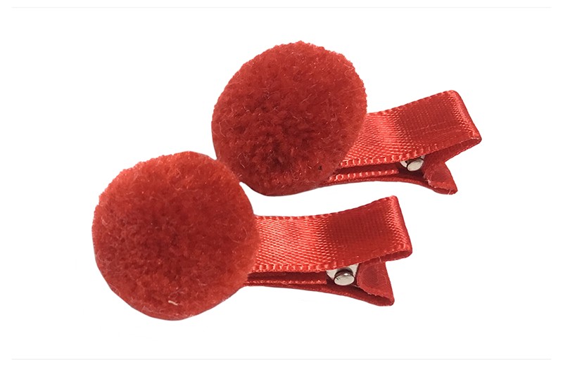 Schattig setje van 2 kleine alligator haarknipjes bekleed met rood lint. Met op elk een kleine rode pompom.
Het haarknipje is ongeveer 3.5 centimeter.

Let op, laat uw kindje niet slapen of alleen zijn met een haarknipje in. 
