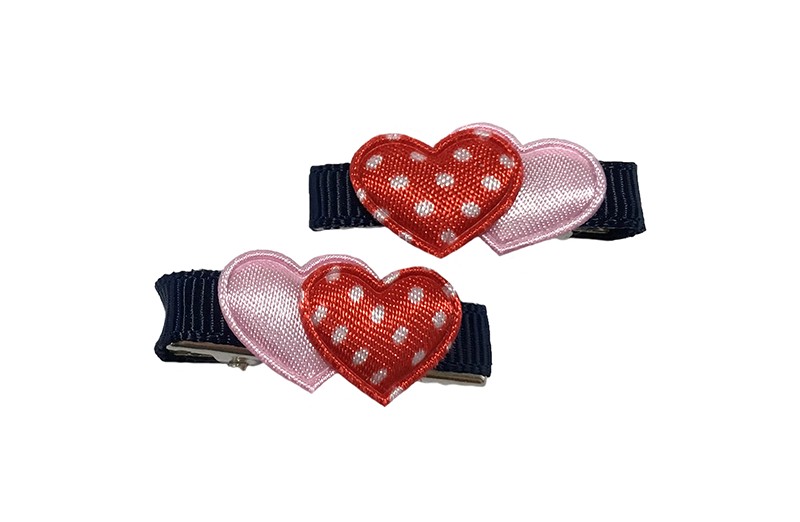 Schattig setje van 2 mini haarknipjes met kleine tandjes. 
Met op elk een klein lichtroze hartje en een klein rood hartje met witte stipjes. 
Het knipje is ongeveer 3 centimer, bekleed met zwart lint. 