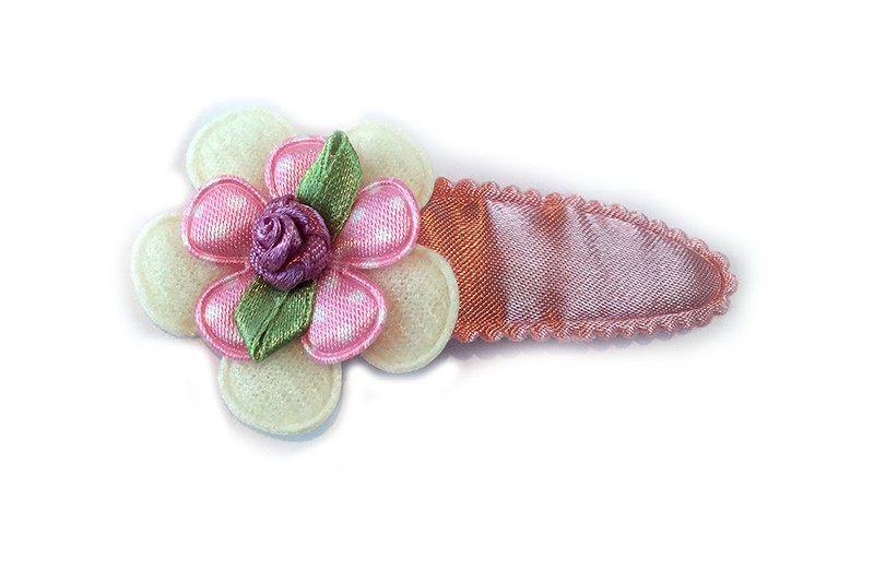 Leuke grote haarspeld voor peuter en kleuter meisjes. Lief oud roze haarspeld. Met effen creme bloem en licht roze met witte stippen bloemetje afgewerkt met paars/roze roosje.