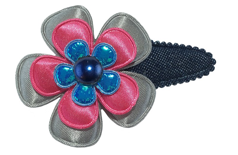 Leuk denim blauw peuter kleuter haarspeldje. 
Met een grijze bloem, fuchsiaroze bloem en een klein fel blauw bloemetje. 
Afgewerkt met een donkerblauw pareltje. 