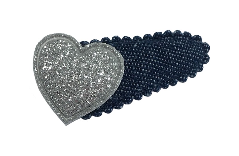 Leuk spijkerstoffen peuter haarspeldje met een zilver grijs glitter hartje. 