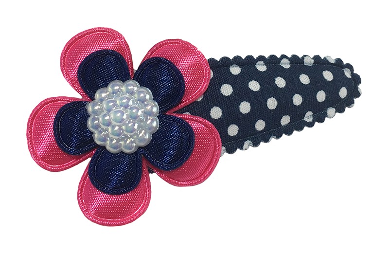 Vrolijk donkerblauw peuter kleuter haarspeldje met witte stippeltjes. Met daarop een fuchsia roze bloemetje en een donkerblauw bloemetje. 
Afgewerkt met een witte parel. 