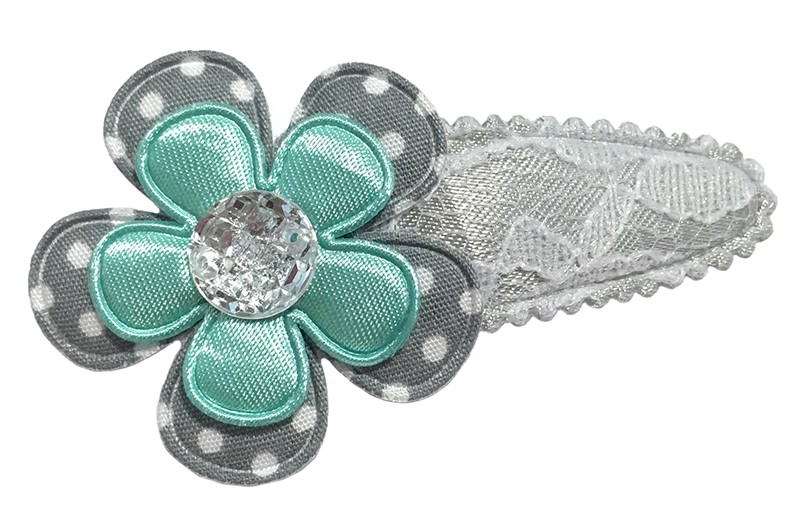 Leuk grijs peuter kleuter haarspeldje met kantlook. Met een grijs bloemetje met witte stippeltjes en een effen zeeblauw bloemetje. Afgewerkt met een doorzichtige parel. 