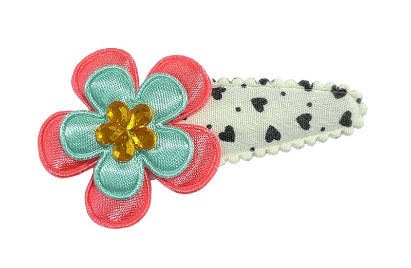 Vrolijk wit peuter kleuter haarspeldje met zwarte hartjes en stipjes. 
Met een koraalroze bloemetje, een mintgroen bloemetje en een lichtoranje glinsterbloemetje. 