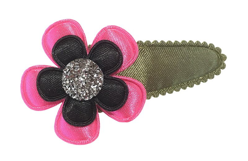Leuk effen legergroen peuter kleuter haarspeldje. Met een fel roze bloem en een zwart bloemetje.
Afgewerkt met een leuke grijze parel. 