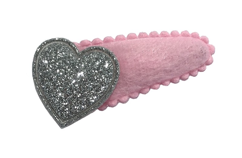 Lief licht roze fluffie peuter haarspeldje met daarop een zilver grijs glitter hartje. 