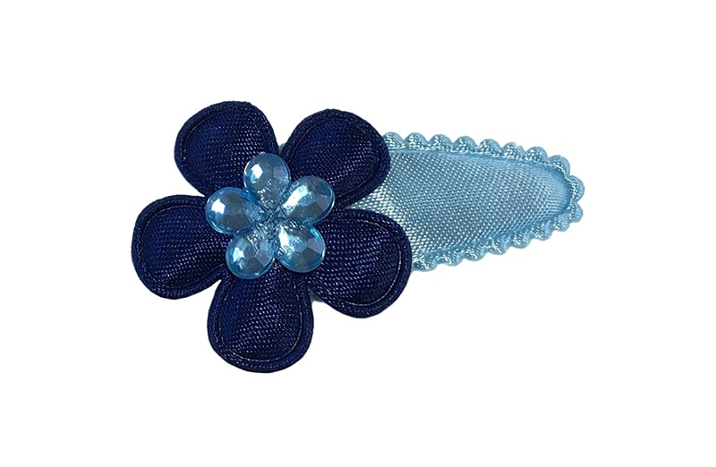 Vrolijk effen licht blauw baby peuter haarspeldje. 
Met een donker blauw bloemetje. 
Afgewerkt met een leuk licht lauw glinsterbloemetje. 
