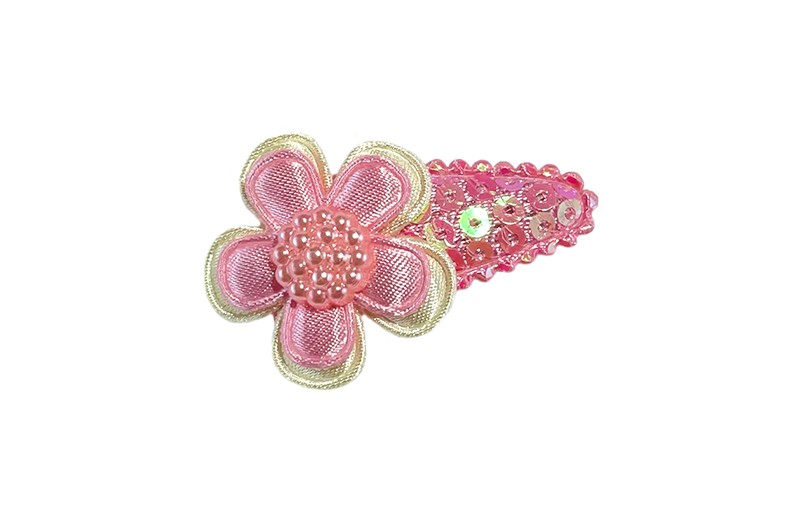 Schattig baby peuter meisjes haarspeldje met roze glanzende pailletjes. 
Met een creme wit bloemetje, een lichtroze bloemetje en een lichtroze pareltje. 