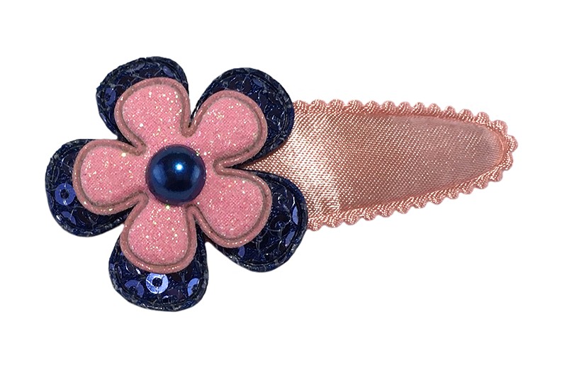 Vrolijk effen oudroze peuter kleuter haarspeldje. 
Met een donkerblauw bloemetje met pailletjes, een roze glitter bloemetje en een donkerblauw pareltje. 